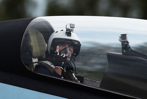 Pilot avio-grupe „Ruski sokolovi“ u lovcu Su-30SM pred učešće na Međunarodnom vojno-tehničkom forumu „Armija 2016“ - Sputnik Srbija