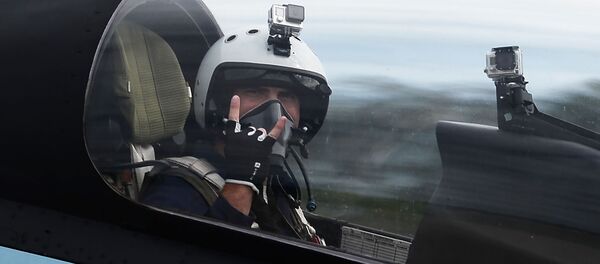 Пилот авио-групе „Руски соколови“ у ловцу Су-30СМ пред учешће на Међународном војно-техничком форуму „Армија 2016“ Пилот авио-групе „Руски соколови“ у ловцу Су-30СМ пред учешће на Међународном војно-техничком форуму „Армија 2016“ - Sputnik Србија