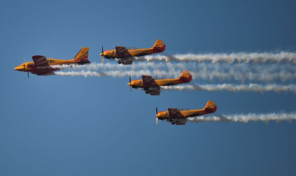 Profesionalna akrobatska grupa „Prvi let“, koja leti klipnim avionima „jakovljev“. - Sputnik Srbija