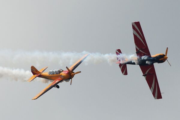 Profesionalna akrobatska grupa „Prvi let“, koja leti klipnim avionima „jakovljev“. - Sputnik Srbija