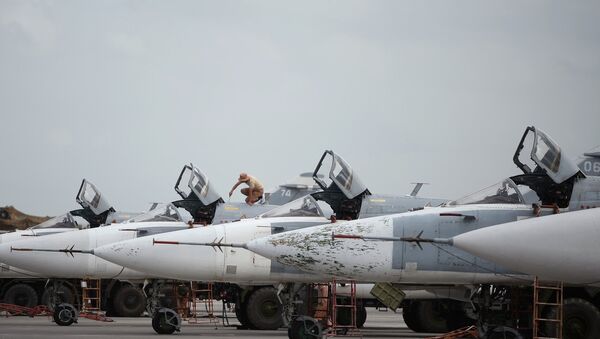 Руски авиони Су-24 у авио-бази Хмејмим у Сирији - Sputnik Србија