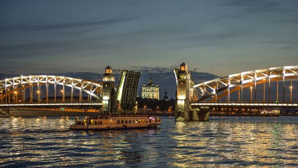 Мост Петра Великог на реци Неви током белих ноћи у Санкт Петербургу - Sputnik Србија