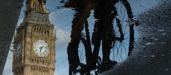 Бициклиста пролази поред Биг Бена у Лондону Бициклиста пролази поред Биг Бена у Лондону - Sputnik Србија
