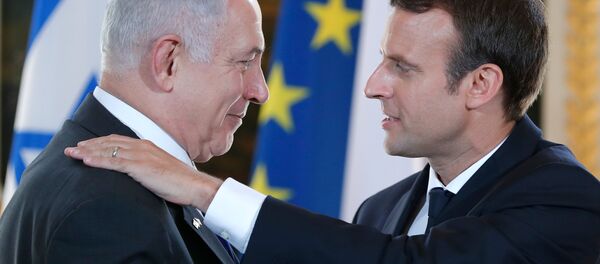 Француски председник Емануел Макрон и израелски премијер Бенјамин Нетанијаху Француски председник Емануел Макрон и израелски премијер Бенјамин Нетанијаху - Sputnik Србија
