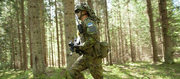Estonski vojnik tokom vojnih vežbi NATO članica na estonsko-ruskoj granici Estonski vojnik tokom vojnih vežbi NATO članica na estonsko-ruskoj granici - Sputnik Srbija