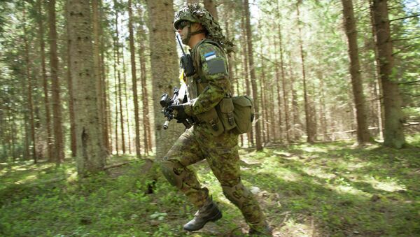 Estonski vojnik tokom vojnih vežbi NATO članica na estonsko-ruskoj granici - Sputnik Srbija
