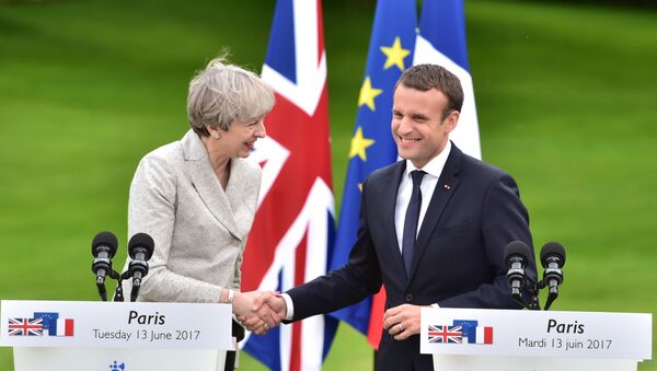 Британска премијерка Тереза Меј и председник Француске Емануел Макрон током конференције за медије у Паризу - Sputnik Србија