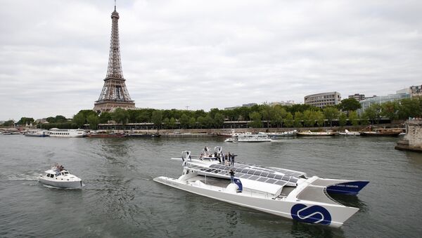 Чамац Energy Observer на реци Сени у Паризу - Sputnik Србија