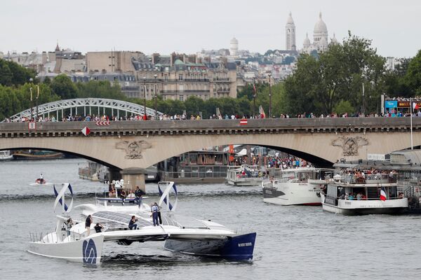 Чамац Energy Observer на реци Сени у Паризу Чамац Energy Observer на реци Сени у Паризу - Sputnik Србија