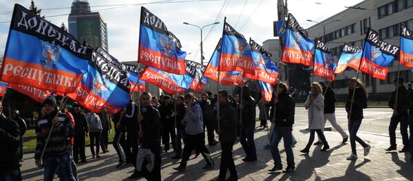 Ljudi nose zastave samoproglašene Donjecke Narodne Republike na ceremoniji predstavljanja zastave DNR u Donjecku - Sputnik Srbija