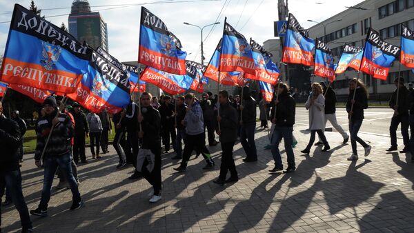Ljudi nose zastave samoproglašene Donjecke Narodne Republike na ceremoniji predstavljanja zastave DNR u Donjecku - Sputnik Srbija