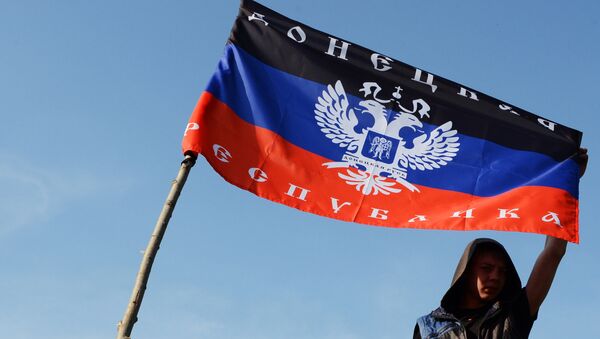 Mladić drži zastavu DNR na kontrolonom punktu Kramatorska u Donjeckoj oblasti - Sputnik Srbija