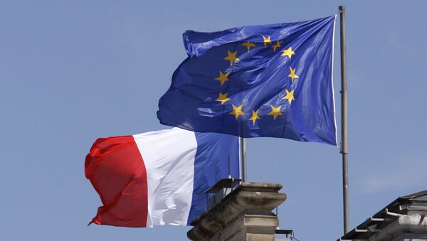 Заставе Француске и ЕУ на згради Министарства спољних послова Француске у Паризу - Sputnik Србија