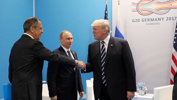 Председник Русије Владимир Путин и председник САД Доналд Трамп који се поздравља са министром спољних послова Сергејем Лавровом - Sputnik Србија