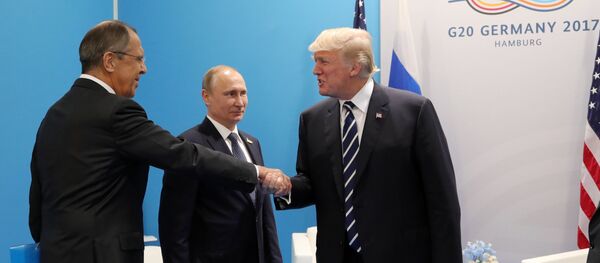 Predsednik Rusije Vladimir Putin i predsednik SAD Donald Tramp koji se pozdravlja sa ministrom spoljnih poslova Sergejem Lavrovom - Sputnik Srbija