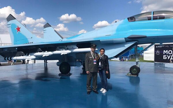 Reporterka Sputnjika pored najnovijeg lovca MiG-35 na avio-kosmičkom salonu MAKS 2017 - Sputnik Srbija