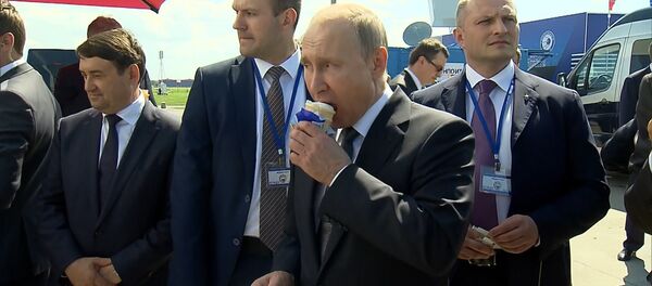 Корнет сладоледа од председника - Путин угостио министре на авиосалону МАКС - Sputnik Србија