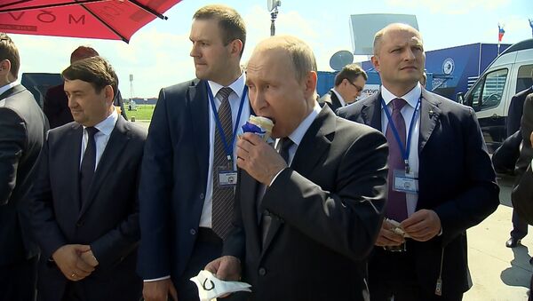 Kornet sladoleda od predsednika - Putin ugostio ministre na aviosalonu MAKS - Sputnik Srbija