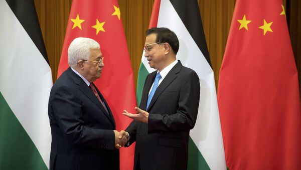 Палестински председник Махмуд Абас рукује се са кинеским премијером Ли Кечијаном пре састанка у Пекингу - Sputnik Србија