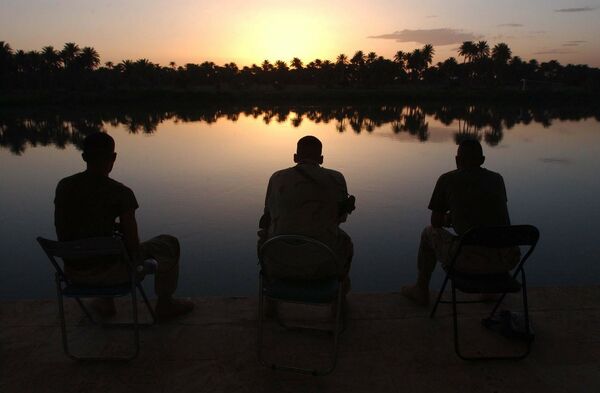 Људи гледају у реку Еуфрат - Sputnik Србија