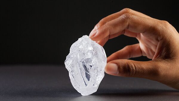Један од највећих дијаманата на свету, 1.109-каратни Lesedi la Rona на аукцији Сотебија у Њујорку - Sputnik Србија
