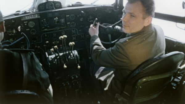 Jurij Gagarin u pilotskoj kabini aviona - Sputnik Srbija