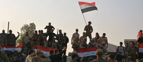 Irački vojnici proslavljaju pobedu nad DAEŠ-om u Mosulu - Sputnik Srbija