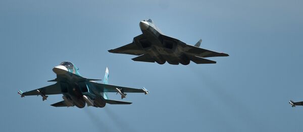 Авиони Су-34, Т-50 и Су-35С изводе акробације на Међународном авио-салону МАКС 2015 - Sputnik Србија