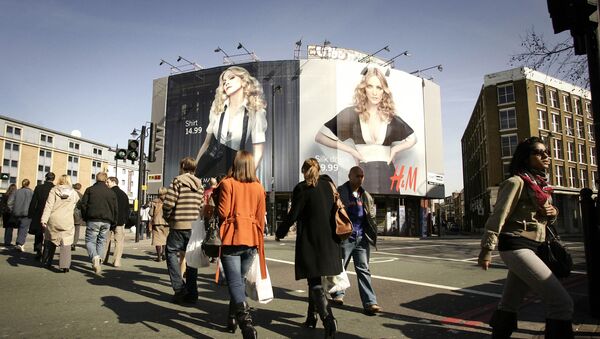 Madona na reklami za švedsku kompaniju H&M na zgradi u Londonu. - Sputnik Srbija
