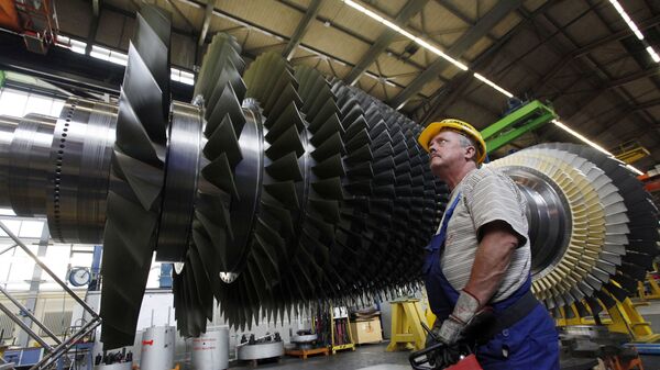 Радник поред турбо-мотора у фабрици Сименс у Немачкој - Sputnik Србија