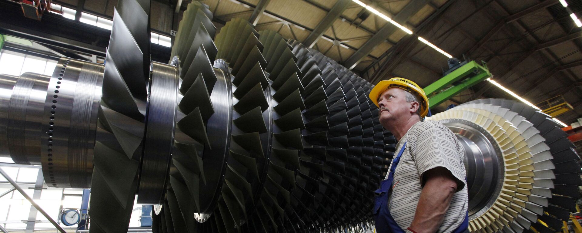 Radnik pored turbo-motora u fabrici Simens u Nemačkoj - Sputnik Srbija, 1920, 04.01.2021