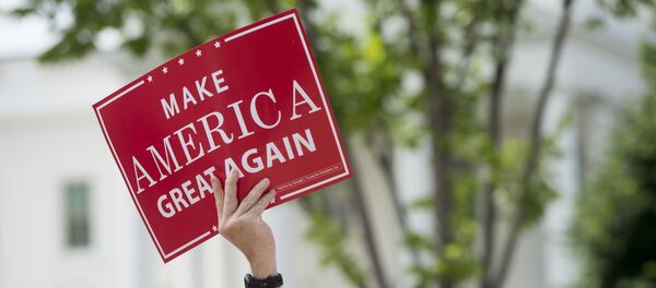 Човек држи транспарент са предизборним слоганом Доналда Трампа Учинимо Америку поново великом на митингу у Вашингтону Човек држи транспарент са предизборним слоганом Доналда Трампа Учинимо Америку поново великом на митингу у Вашингтону - Sputnik Србија
