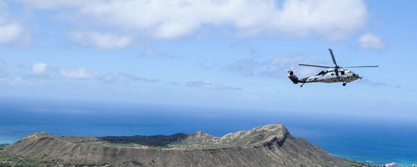 Helikopter MH-60S Si Houk tokom vojne vežbe iznad kratera Dijamantska glava na havajskom ostrvu Oahu - Sputnik Srbija