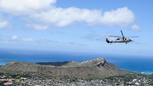 Хеликоптер МХ-60С Си Хоук током војне вежбе изнад кратера Дијамантска глава на хавајском острву Оаху - Sputnik Србија