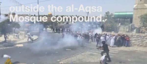 Израелски војник шутира Палестинца - Sputnik Србија