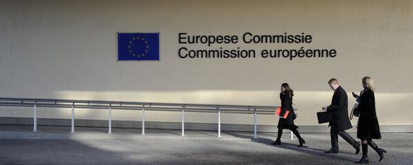 Људи пролазе поред улаза седишта Европске комисије у Бриселу - Sputnik Србија