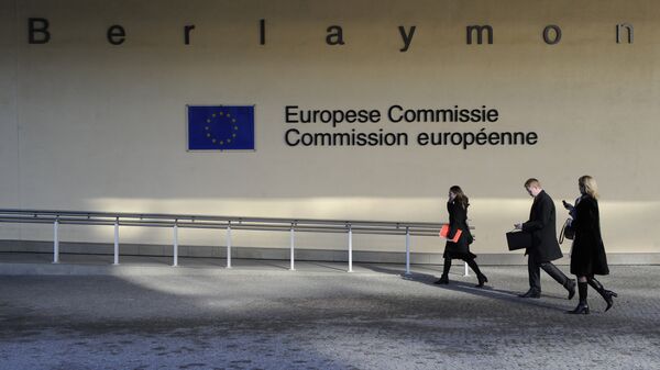 Људи пролазе поред улаза седишта Европске комисије у Бриселу - Sputnik Србија