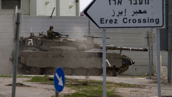 Израелски тенк прелази гранични прелаз Ерез између Појаса Газе и јужног Израела - Sputnik Србија