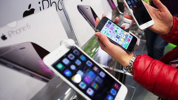 Купци у продавници посматрају нове паметне телефоне  - Sputnik Србија
