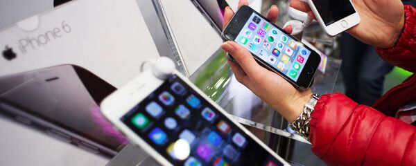 Купци у московској продавници посматрају нове паметне телефоне - Sputnik Србија