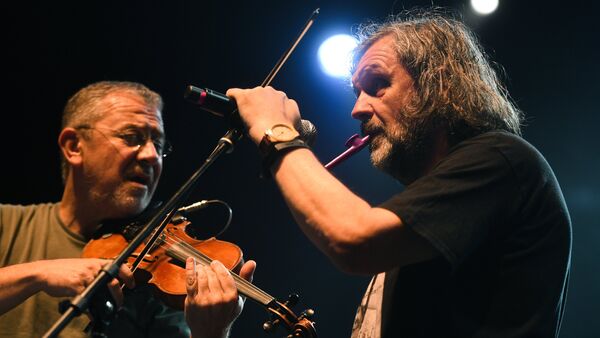 Članovi grupe The No Smoking Orchestra Dejan Sparavalo i Emir Kusturica tokom koncerta u Moskvi - Sputnik Srbija