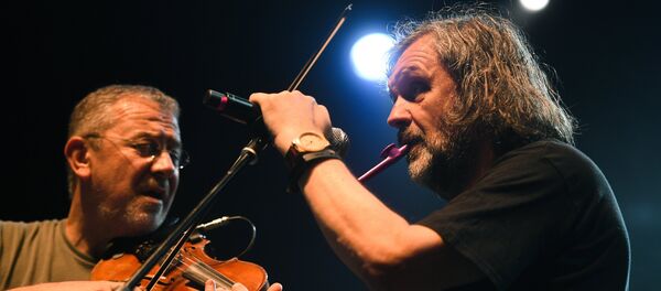 Članovi grupe The No Smoking Orchestra Dejan Sparavalo i Emir Kusturica tokom koncerta u Moskvi Članovi grupe The No Smoking Orchestra Dejan Sparavalo i Emir Kusturica tokom koncerta u Moskvi - Sputnik Srbija