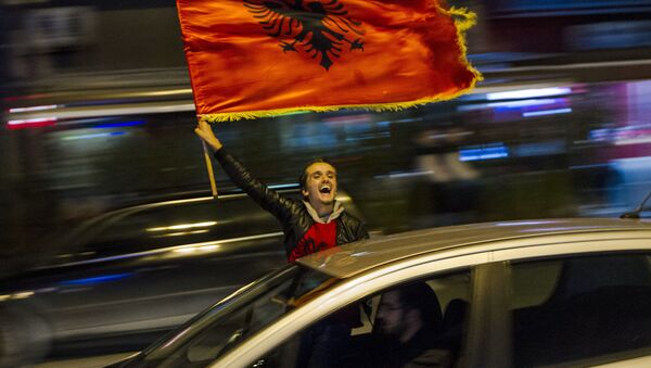 Девојка са албанском заставом на КиМ - Sputnik Србија