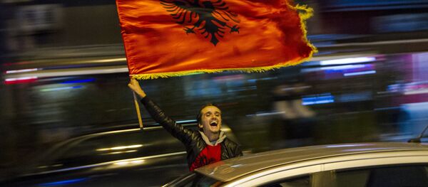 Devojka sa albanskom zastavom na KiM Devojka sa albanskom zastavom na KiM - Sputnik Srbija