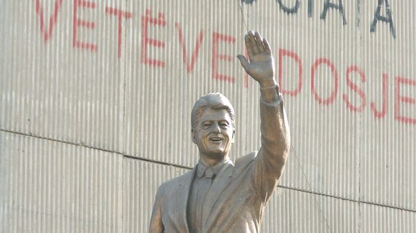 Споменик Била Клинтона у Приштини - Sputnik Србија