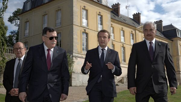Predsednik Francuske Emanuel Makron razgovara sa libijskim liderima, premijerom Fajezom Saradžem i generalom Halifom Haftarom - Sputnik Srbija