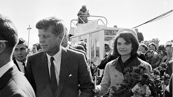 Амерички председник Џон Кенеди са супругом Жаклином на аеродрому у Даласу - Sputnik Србија