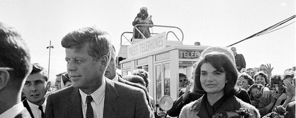 Амерички председник Џон Кенеди са супругом Жаклином на аеродрому у Даласу Амерички председник Џон Кенеди са супругом Жаклином на аеродрому у Даласу - Sputnik Србија