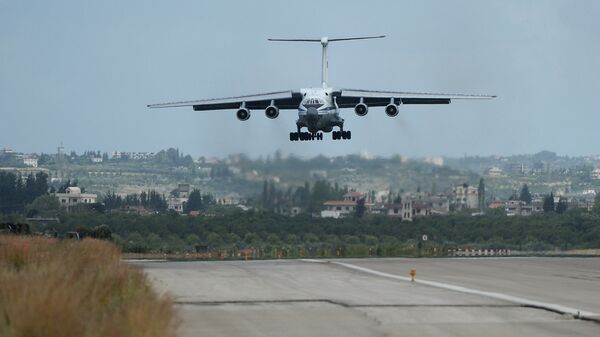 Ruski avion Il-76 sleće na aerodrom Hmejmim u Siriji - Sputnik Srbija