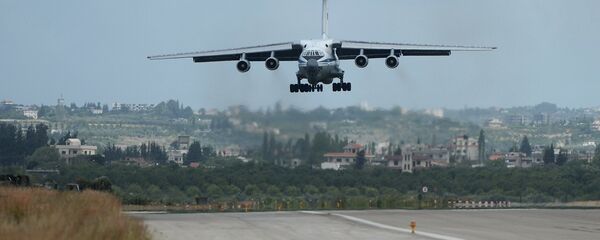 Ruski avion Il-76 sleće na aerodrom Hmejmim u Siriji Ruski avion Il-76 sleće na aerodrom Hmejmim u Siriji - Sputnik Srbija